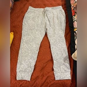 Lululemon 16 cropped joggers